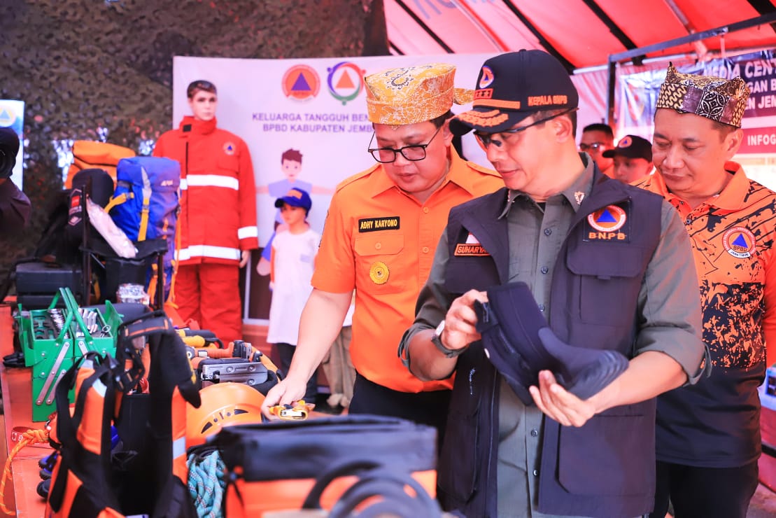 Kepala BNPB, Letjen TNI Suharyanto, Pj Gubernur Jawa Timur, Adhy Karyono, dalam acara Sarasehan Gelar Peralatan Penanggulangan Bencana tahun 2024 yang diadakan pada Minggu (14/07).