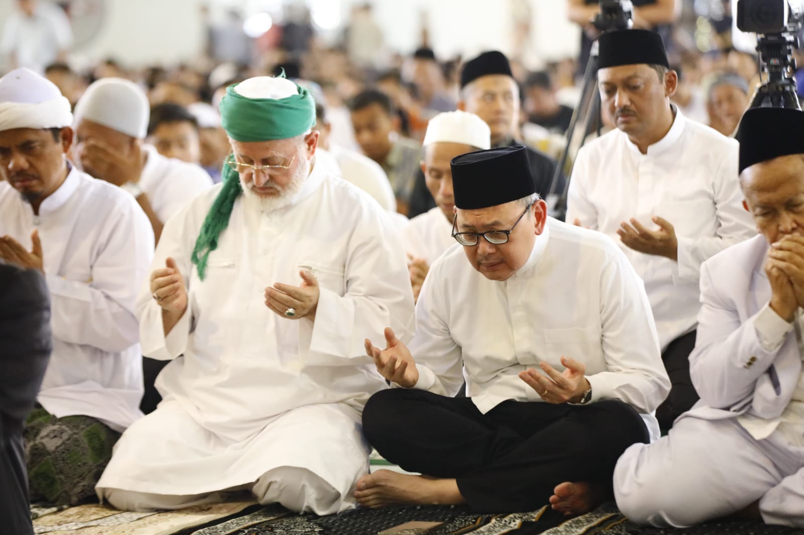 Penjabat (Pj) Sekretaris Daerah (Sekda) Provinsi Jawa Timur, Bobby Soemiarsono, menghadiri kajian tafsir Al-Qur'an Al-Jailani yang disampaikan oleh Syeikh Muhammad Fadil Al Jailani, di Masjid Nasional Al Akbar Surabaya, Jumat (19/7).