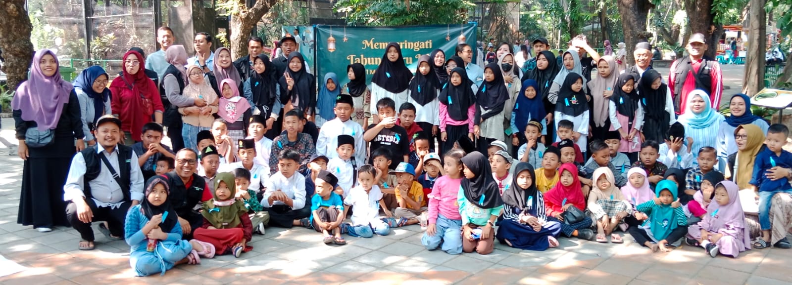 Sekitar 100 anak-anak yatim dari beberapa panti bermain dan menikmati wisata ke Kebun Binatang Surabaya(KBS), Minggu (21/7/2024).