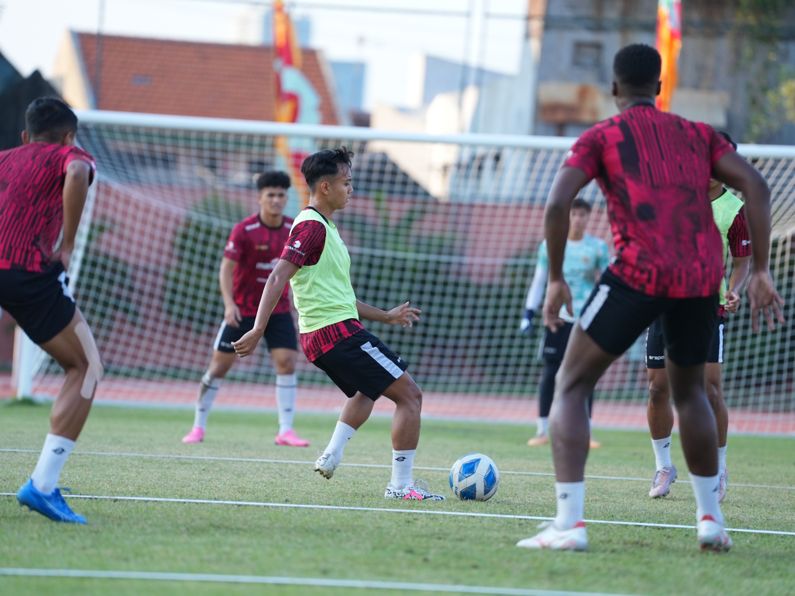 Tim U-19 Indonesia daat sesi latihan di Lapangan THOR, Surabaya, Senin (22/7)