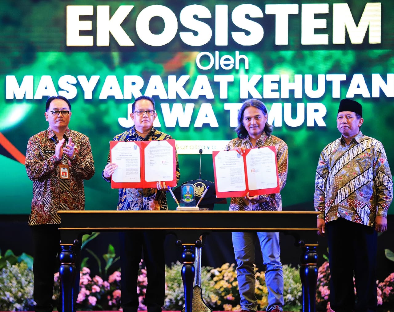 Penjabat (Pj) Gubernur Jawa Timur Adhy Karyono hadir dalam acara Pemulihan Ekosistem oleh Masyarakat Kehutanan Jatim di Graha Universitas Negeri Surabaya, Jumat (26/07).