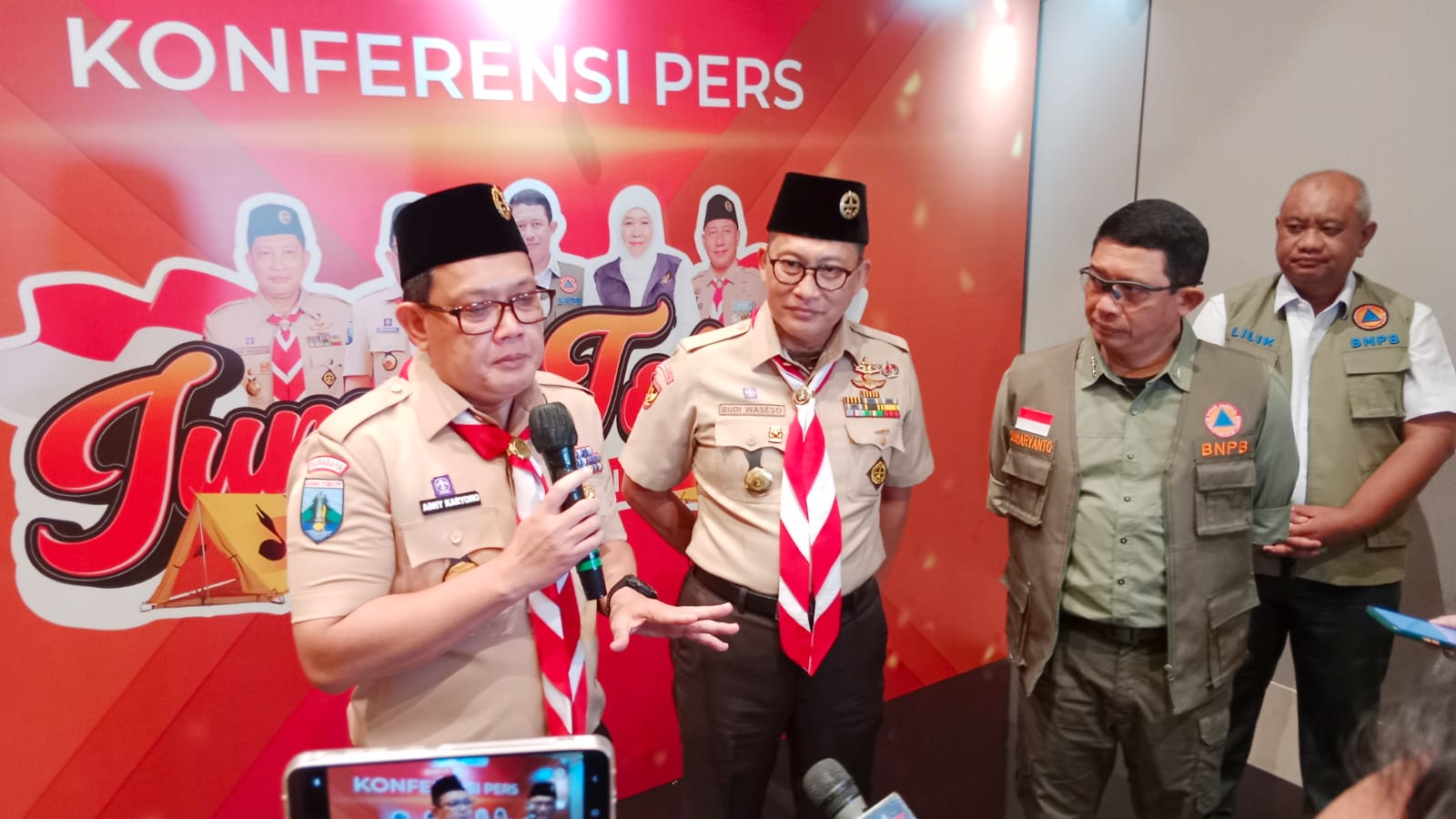 Penjabat (Pj.) Gubernur Jawa Timur Adhy Karyono, Kepala BNPB Letjen TNI Suharyanto memberikan keterangan pers usai kegiatan Jumpa Tokoh di Dyandra Convention Center Surabaya, Selasa (30/7).