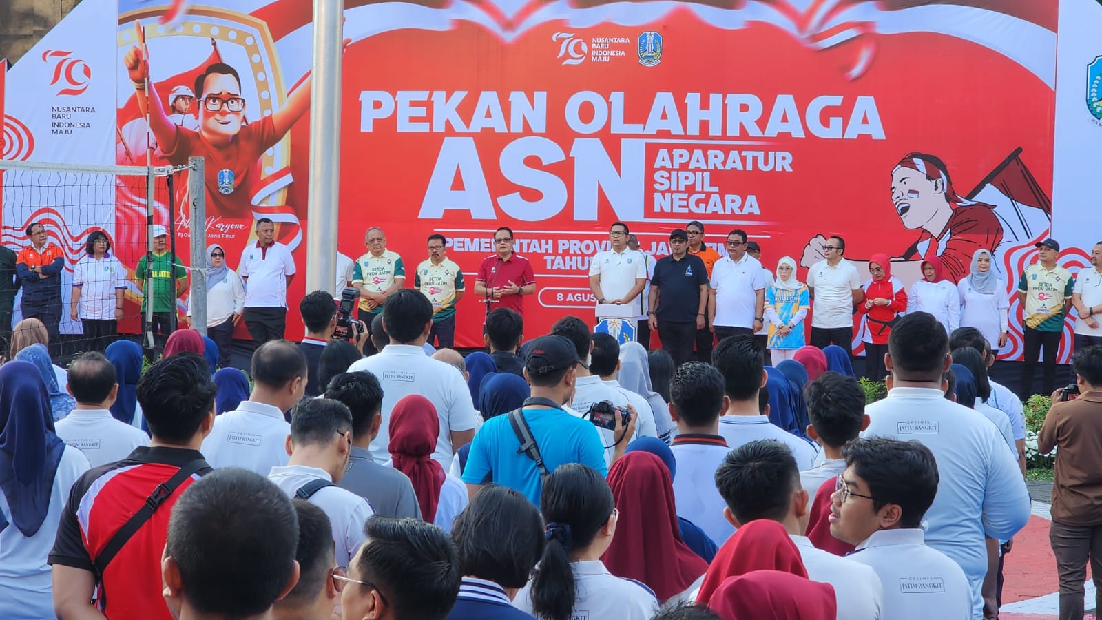 Penjabat Gubernur Jawa Timur, Adhy Karyono, didampingi oleh Kepala Dinas Pemuda dan Olahraga, Ali Kuncoro saat membuka Pekan Olahraga ASN tahun 2024 di halaman kantor Gubernur Jatim, Surabaya, Kamis (8/8/2024).