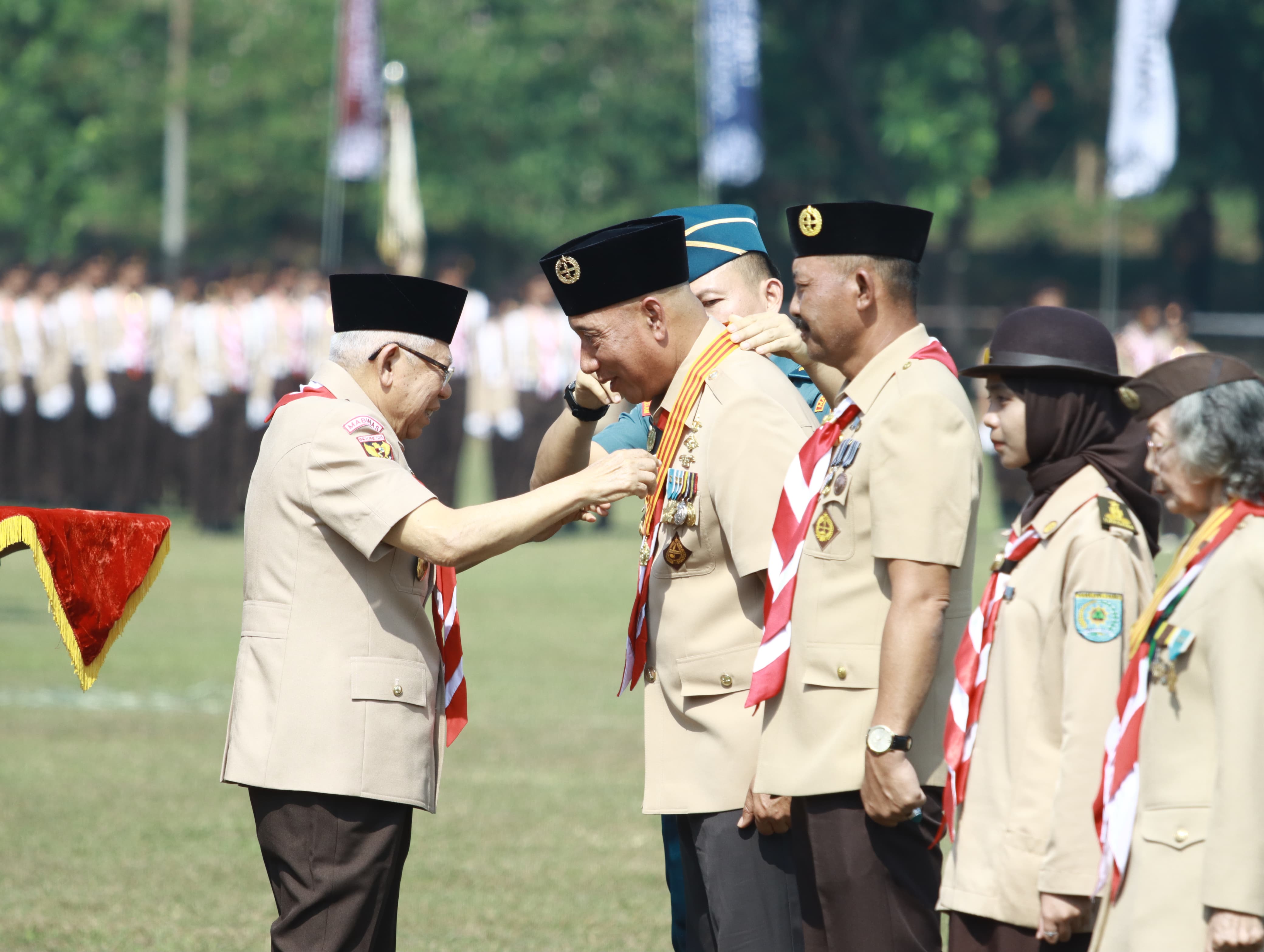 Wakil Presiden Republik Indonesia, KH Ma'ruf Amin, menganugerahkan penghargaan Lencana Melati kepada Ketua Kwarda Pramuka Jawa Timur, HM Arum Sabil, dalam rangkaian Upacara Hari Pramuka ke-63 yang digelar di Bumi Perkemahan Cibubur pada Rabu (14/8/2024).