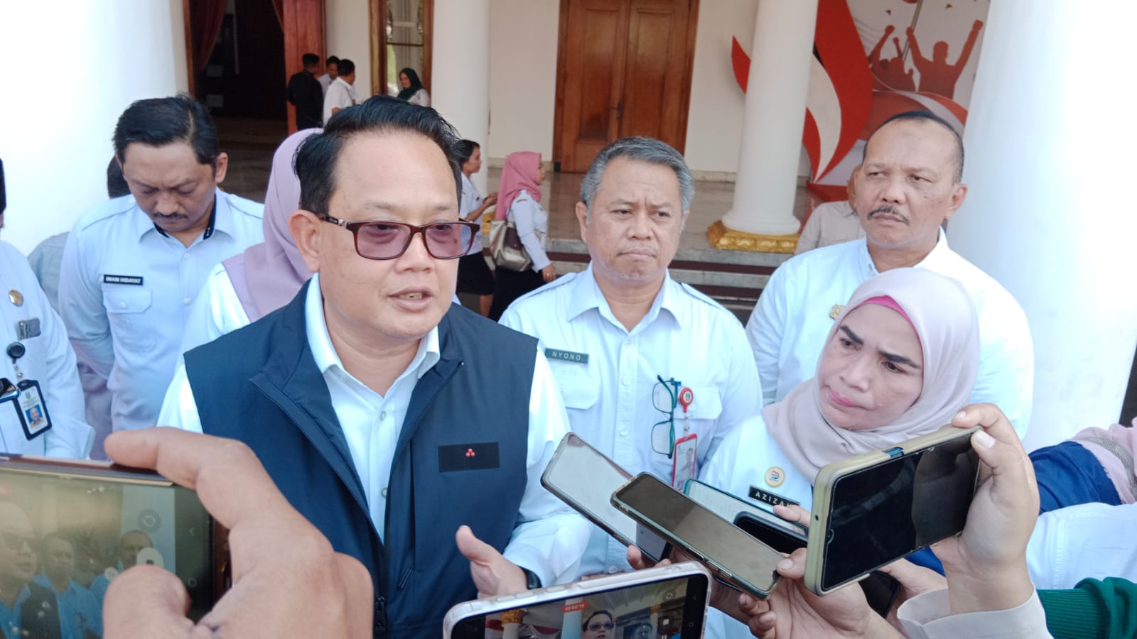 Penjabat (Pj.) Gubernur Jawa Timur, Adhy Karyono saat memberikan keterangan pers