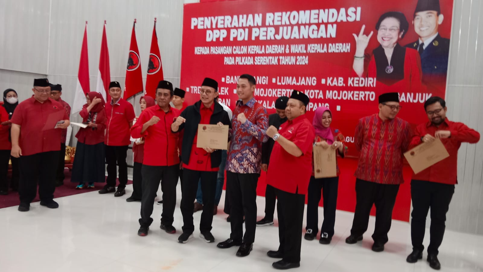  PDI Perjuangan resmi mengeluarkan rekomendasi untuk 10 pasangan bakal calon kepala daerah yang akan bertarung dalam Pilkada Serentak 2024 di Jawa Timur di Kantor DPD PDIP Jawa Timur, Surabaya, Kamis (22/8/2024).