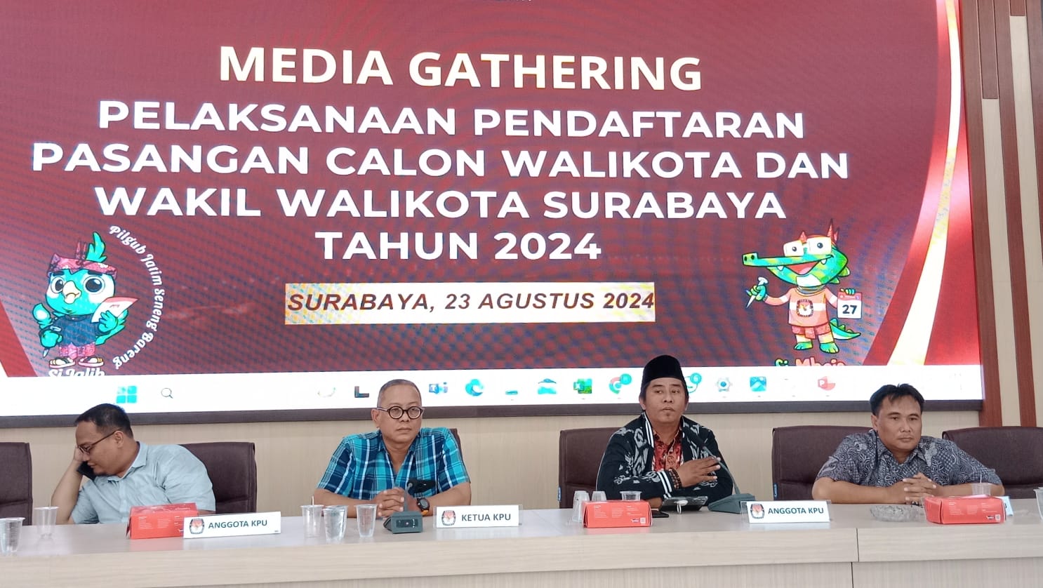 Ketua Komisi Pemilihan Umum (KPU) Kota Surabaya, Soeprayitno, bersama anggota KPU Surabaya Jatayu Kresna Tama, Subairi, dan Bakron Hadi, menyampaikan informasi penting terkait alur pendaftaran calon kepala daerah Kota Surabaya tahun 2024.