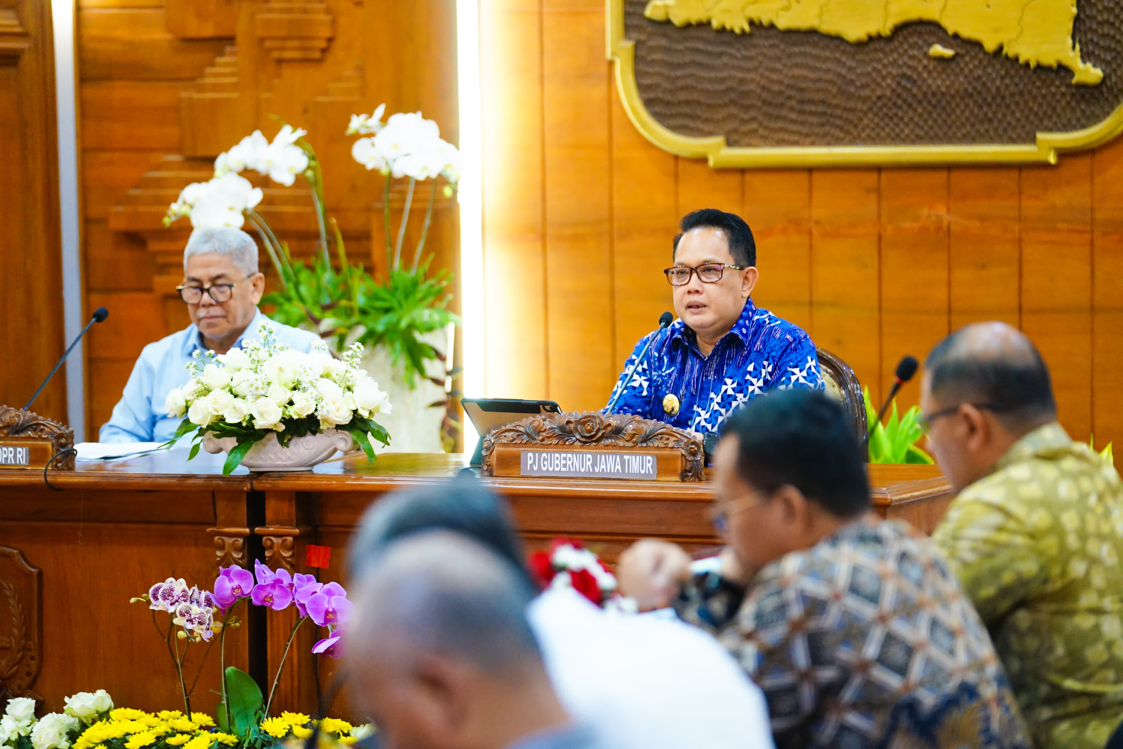 Penjabat (Pj.) Gubernur Jawa Timur Adhy Karyono menerima kunjungan kerja (kunker) spesifik Komisi X DPR RI bidang pendidikan di Gedung Negara Grahadi Surabaya, Senin (26/7). 
