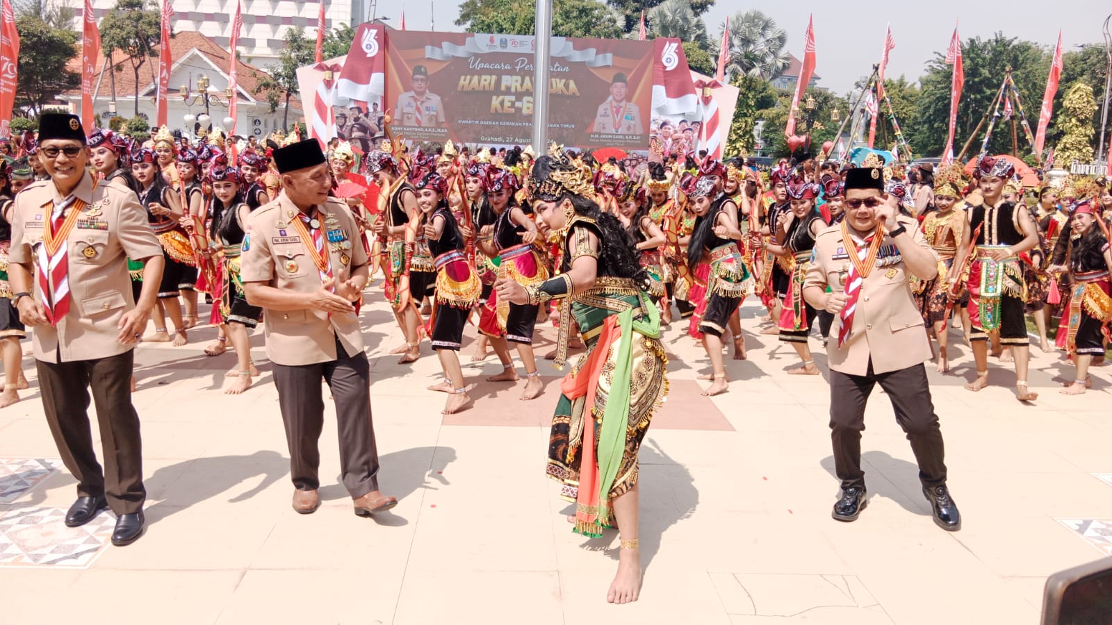 Penjabat (Pj.) Gubernur Jawa Timur Adhy Karyono selaku Ketua Majelis Pembimbing Daerah (Mabida) Pramuka Jatim saat memimpin upacara Peringatan Hari Pramuka Ke-63 di Gedung Negara Grahadi, Surabaya, pada Selasa (27/8).