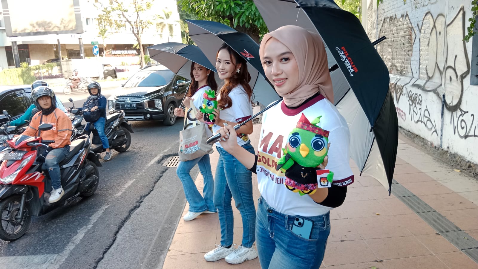 KPU Jatim juga terus melakukan upaya sosialisasi di lapangan. Pada hari yang sama, Salam mengungkapkan bahwa tim KPU Jatim membagikan bahan-bahan sosialisasi kepada masyarakat di berbagai lokasi strategis