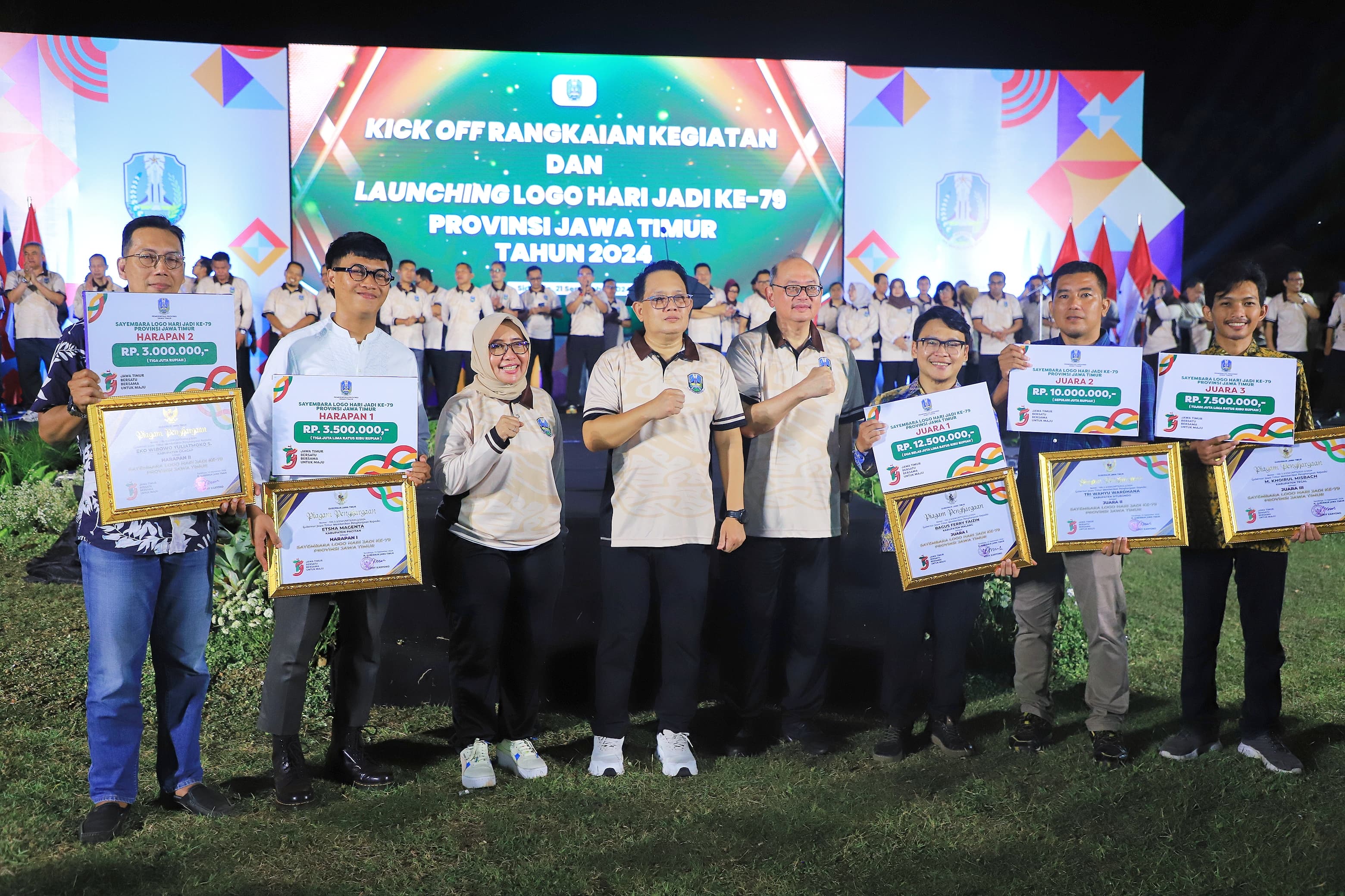 Penjabat (Pj.) Gubernur Jawa Timur Adhy Karyono menyerahkan penghargaan dan hadiah kepada para pemenang Sayembara Logo Hari Jadi ke-79 Provinsi Jawa Timur