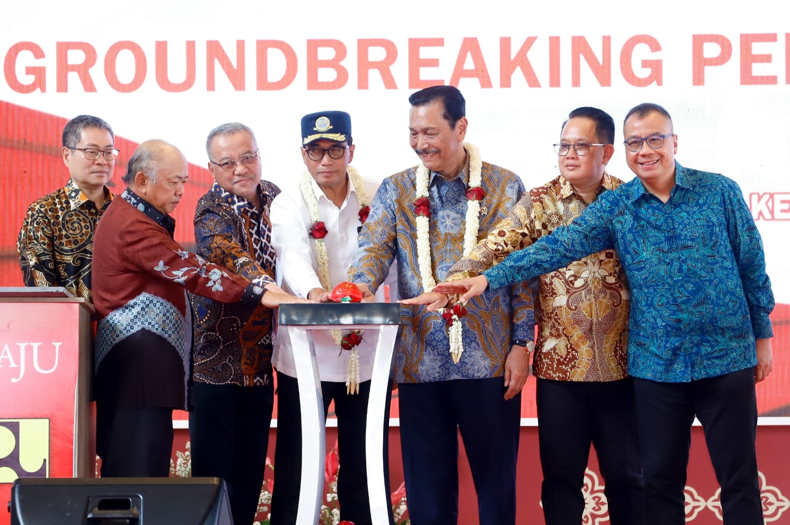 Pj Gubernur Jatim Adhy Karyono mendampingi Menteri Koordinator Bidang Kemaritiman dan Investasi Luhut Binsar Panjaitan serta Menteri Perhubungan Budi Karya Sumadi dan Presdir PT. Gudang Garam Susilo meresmikan Bandara Dhoho Kediri