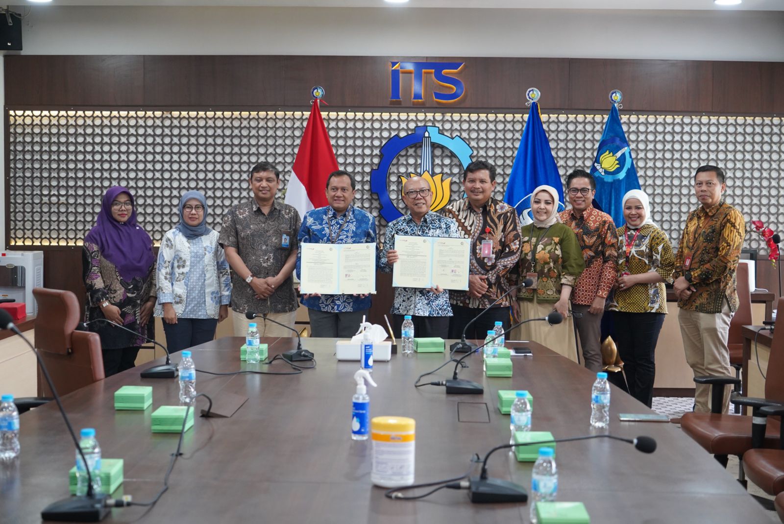 MoU ditandatangani oleh Direktur Mikro, Ritel, dan Menengah bankjatim R. Arief Wicaksono dan Wakil Rektor Bidang Riset, Inovasi, Kerja Sama, dan Kealumnian ITS Agus Muhamad Hatta pada hari Rabu (16/10)