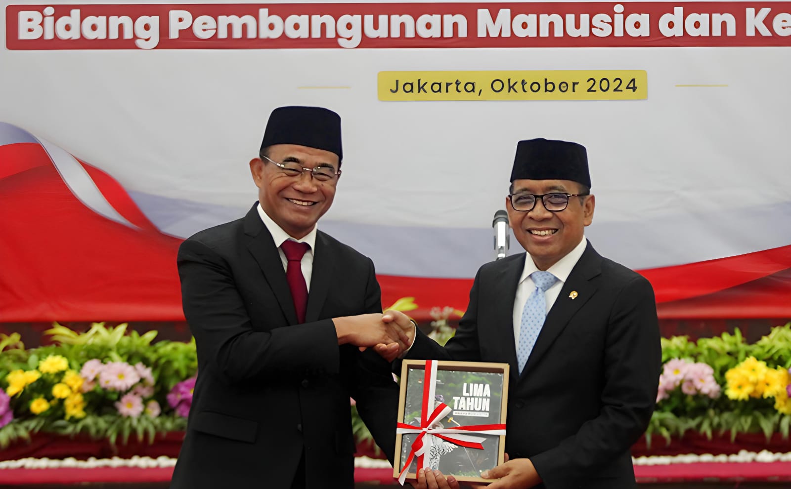 Muhadjir dalam acara pisah sambut di Kantor Kemenko PMK pada Senin (21/10/2024), yang juga dihadiri oleh Menko PMK baru, Pratikno.