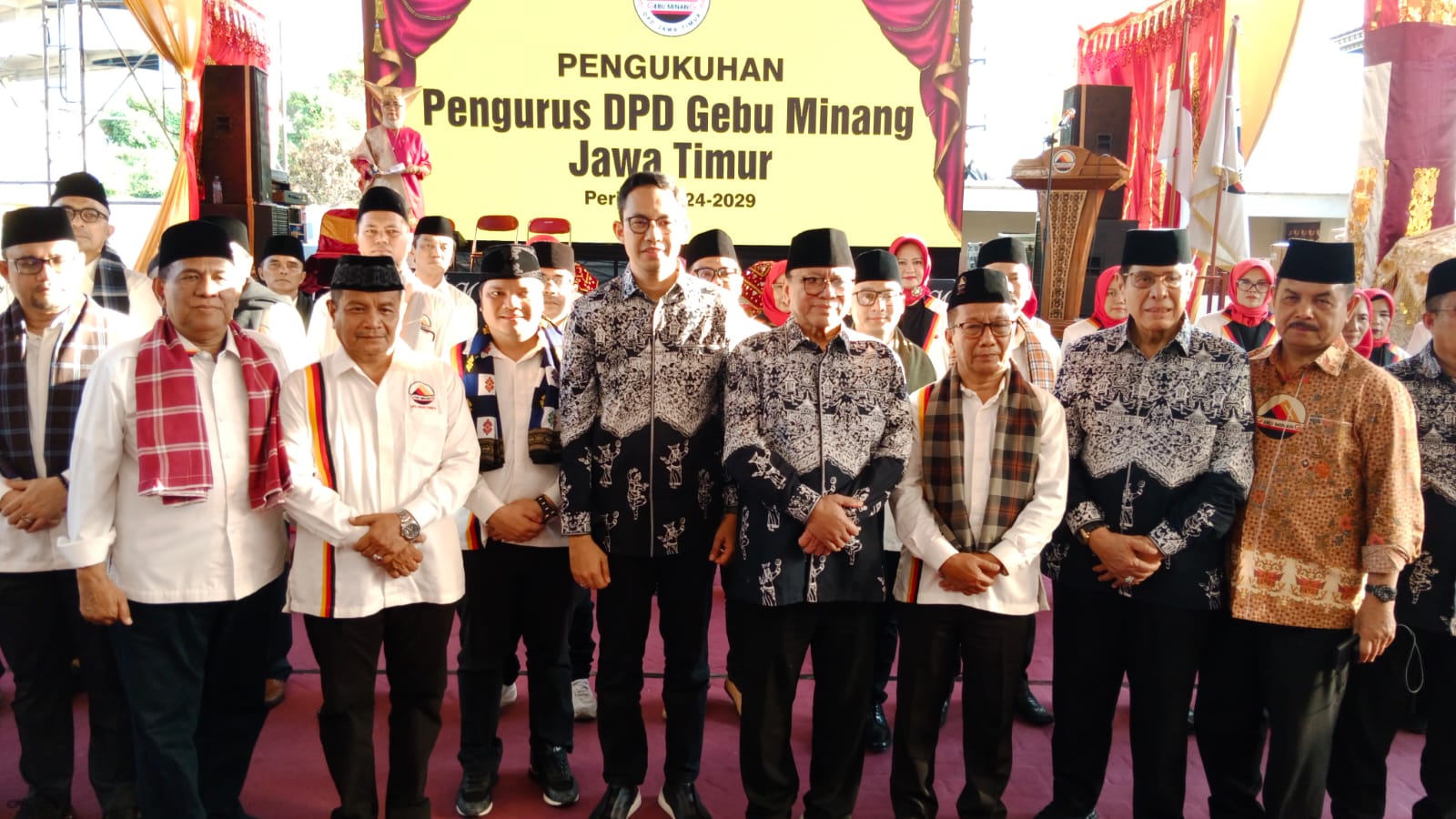 Ketua Umum Dewan Pimpinan Pusat Gerakan Ekonomi dan Budaya Minangkabau (GEBU) Minang, Oesman Sapta Odang (OSO), resmi mengukuhkan kepengurusan baru GEBU Minang Jawa Timur untuk periode 2024-2029