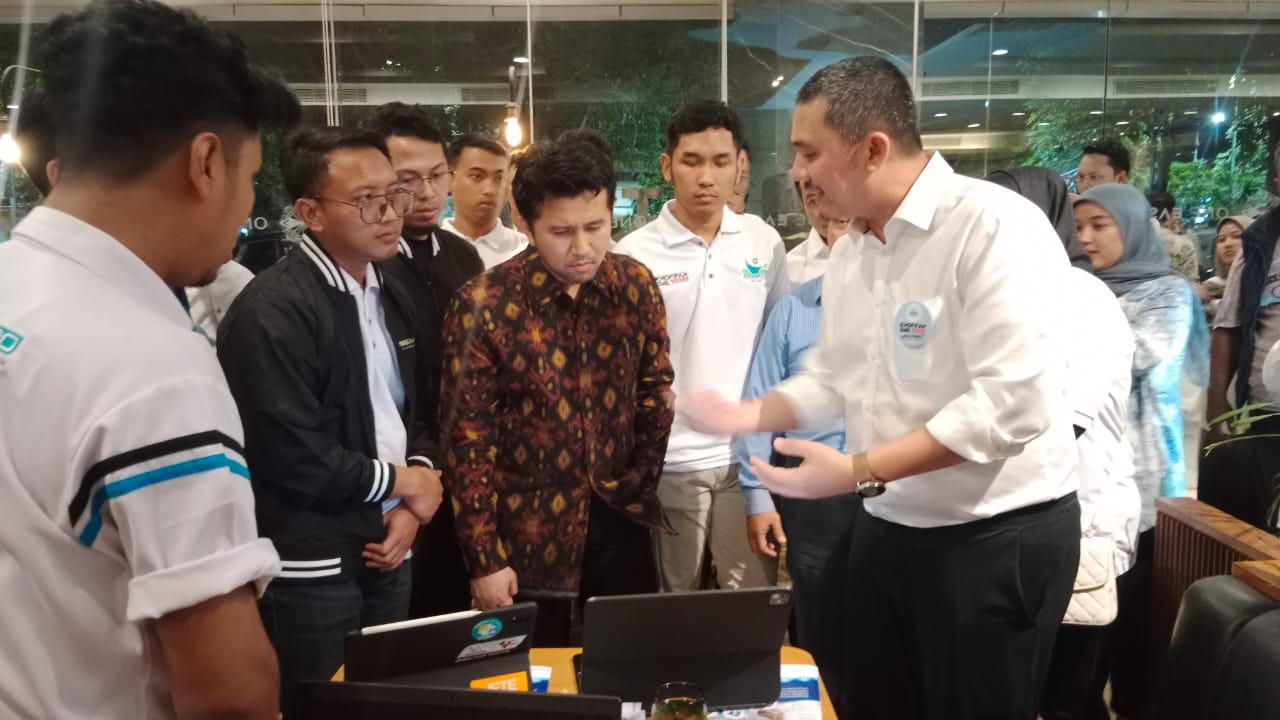 Calon Wakil Gubernur Jawa Timur nomor urut 2, Emil Elestianto Dardak saat menghadiri pertemuan dukungan  dari Arek Industri Kesehatan (Arinkes), Kamis, 7 November 2024.