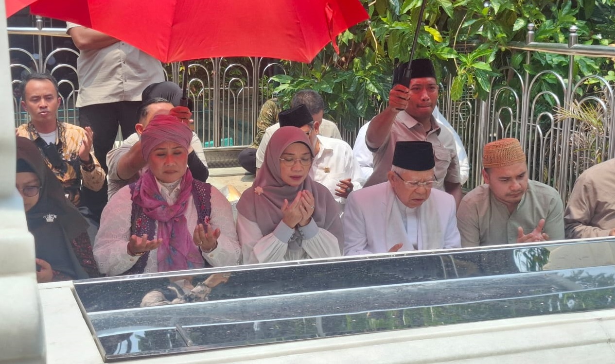 Wakil Presiden Indonesia periode 2019-2024 dan Dewan Syuro PKB, KH Ma'ruf Amin, melakukan ziarah ke makam Sunan Ampel di Surabaya, Kamis, 14 November 2024.