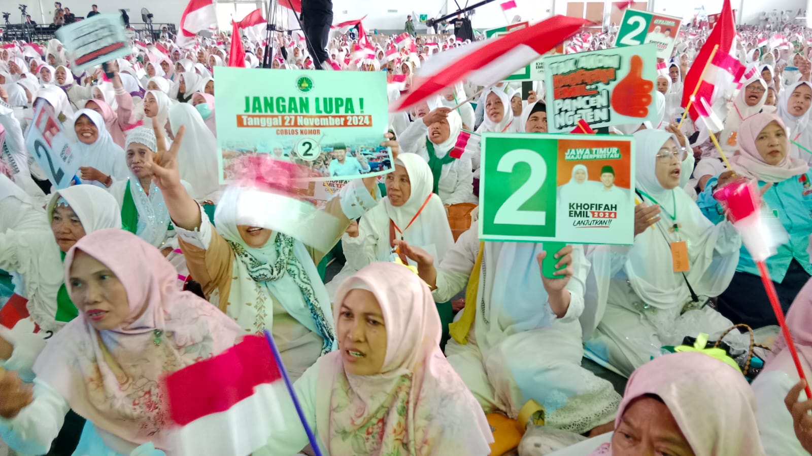 Ribuan pendukung dari berbagai daerah di Jawa Timur memadati acara yang bertajuk Dzikir, Sholawat, dan Doa Bersama pada kampanye Khofifah-Emil di Jatim Expo, Surabaya, Sabtu (23/11/2024)