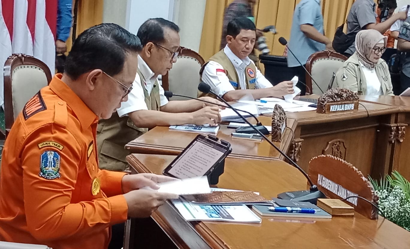 Pj. Gubernur Jawa Timur, Adhy Karyono, Menteri Koordinator Bidang Pembangunan Manusia dan Kebudayaan (Menko PMK), Pratikno dan Kepala BNPB, Suharyanto saat rapat koordinasi yang berlangsung di Gedung Grahadi, Surabaya, pada Senin (17/12/2024)