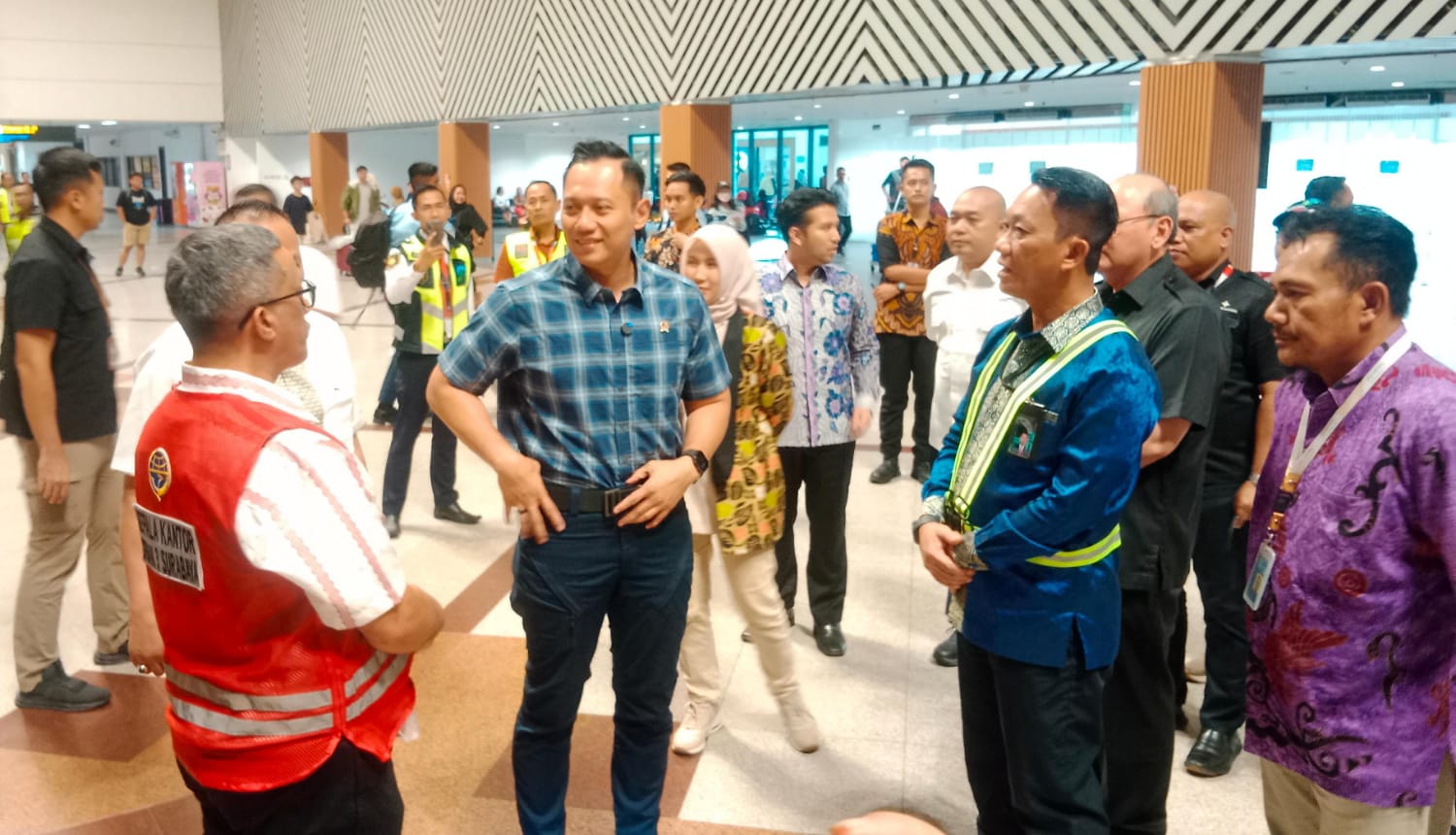 Menko Bidang Infrastruktur dan Pembangunan Kewilayahan Agus Harimurti Yudhoyono mengunjungi Bandara Internasional Juanda untuk memastikan kesiapan infrastruktur bandara dalam melayani penumpang jelang libur NATARU di Sidoarjo, Jumat (20/12)