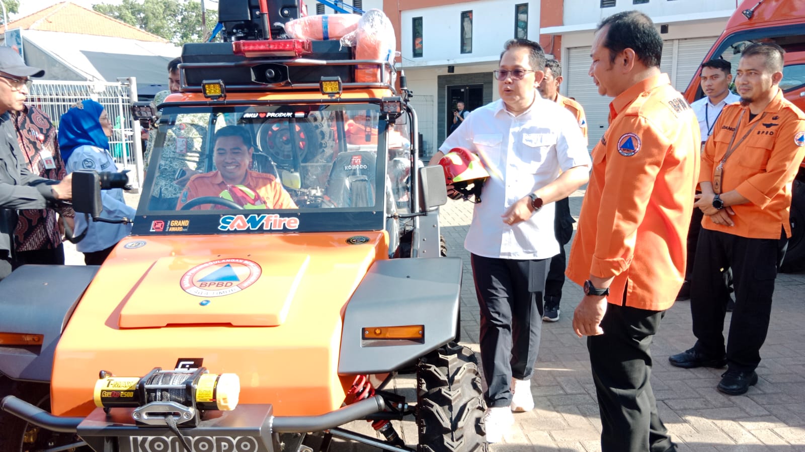 Penjabat (Pj.) Gubernur Jawa Timur, Adhy Karyono bersama Kalaksa BPBD Jatim Gatot Soebroto usai meresmikan Taman Edukasi Bencana yang dibangun oleh Badan Penanggulangan Bencana Daerah Jatim di komplek Kantor BPBD Jatim, Waru, Sidoarjo, Kamis (19/12)