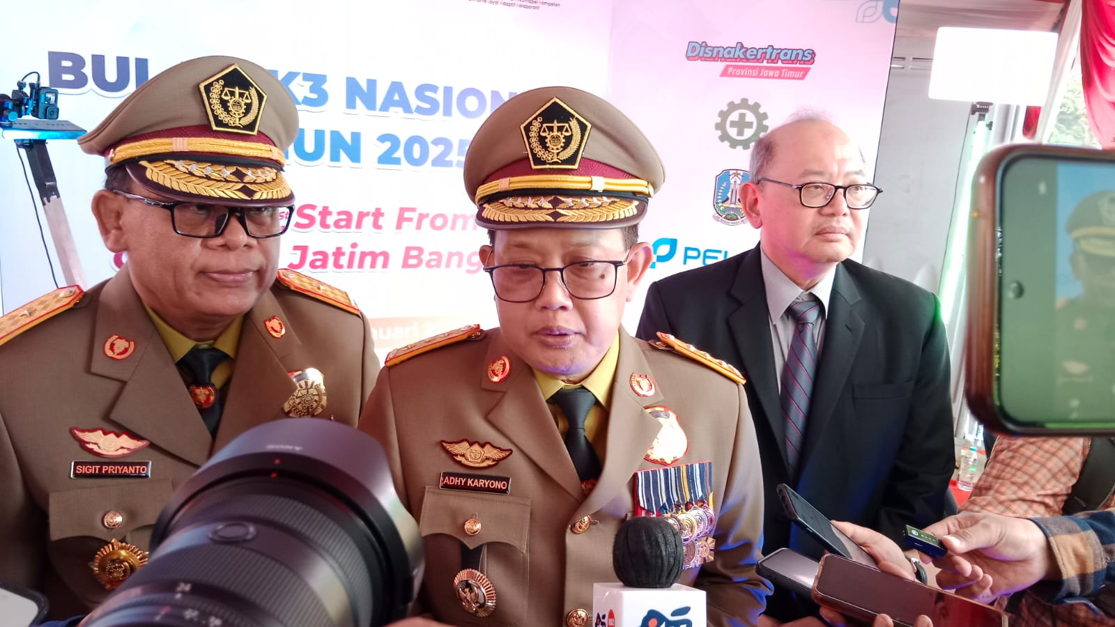Penjabat (Pj) Gubernur Jawa Timur, Adhy Karyono memberikan keterangan pers seusai memimpin Apel Peringatan Bulan Keselamatan dan Kesehatan Kerja (K3) Nasional Tahun 2025, Senin (13/1/2025)