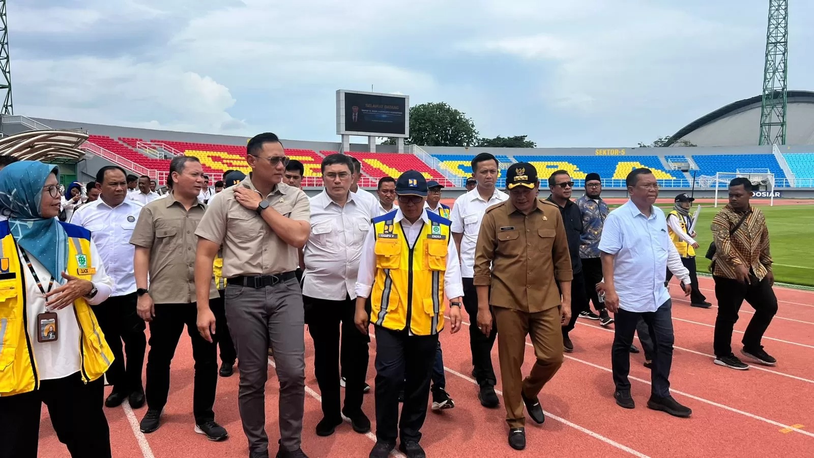 Menteri Koordinator Bidang Perekonomian Agus Harimurti Yudhoyono (AHY) melakukan kunjungan ke Stadion Gelora Delta Sidoarjo yang didampingi Direktur Operasi I Waskita Karya, Ari Asmoko. 