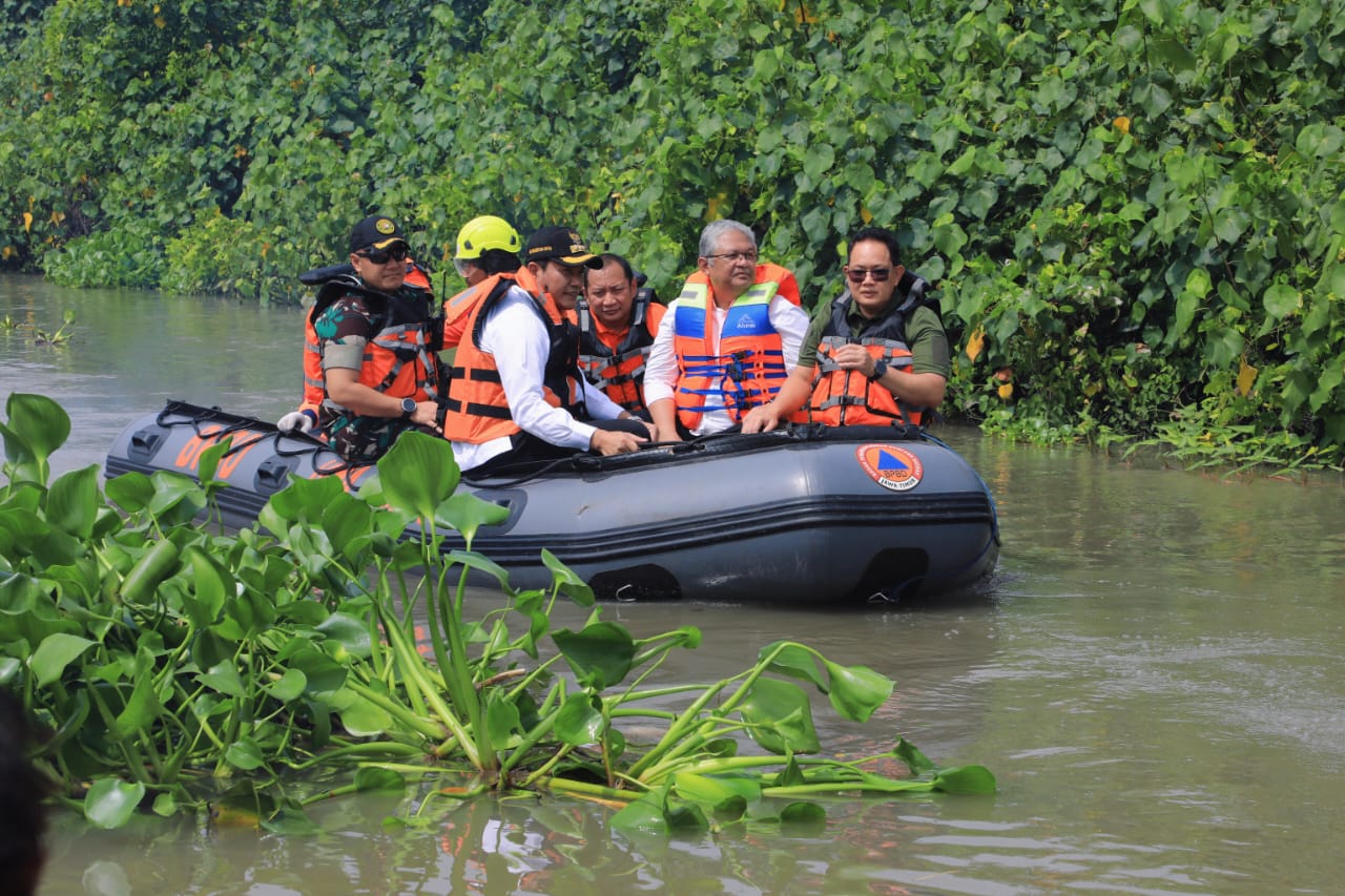 Penjabat (Pj.) Gubernur Jawa Timur Adhy Karyono memimpin langsung kegiatan susur Sungai Kedungpeluk di Kecamatan Candi, Sidoarjo, Rabu (22/1).