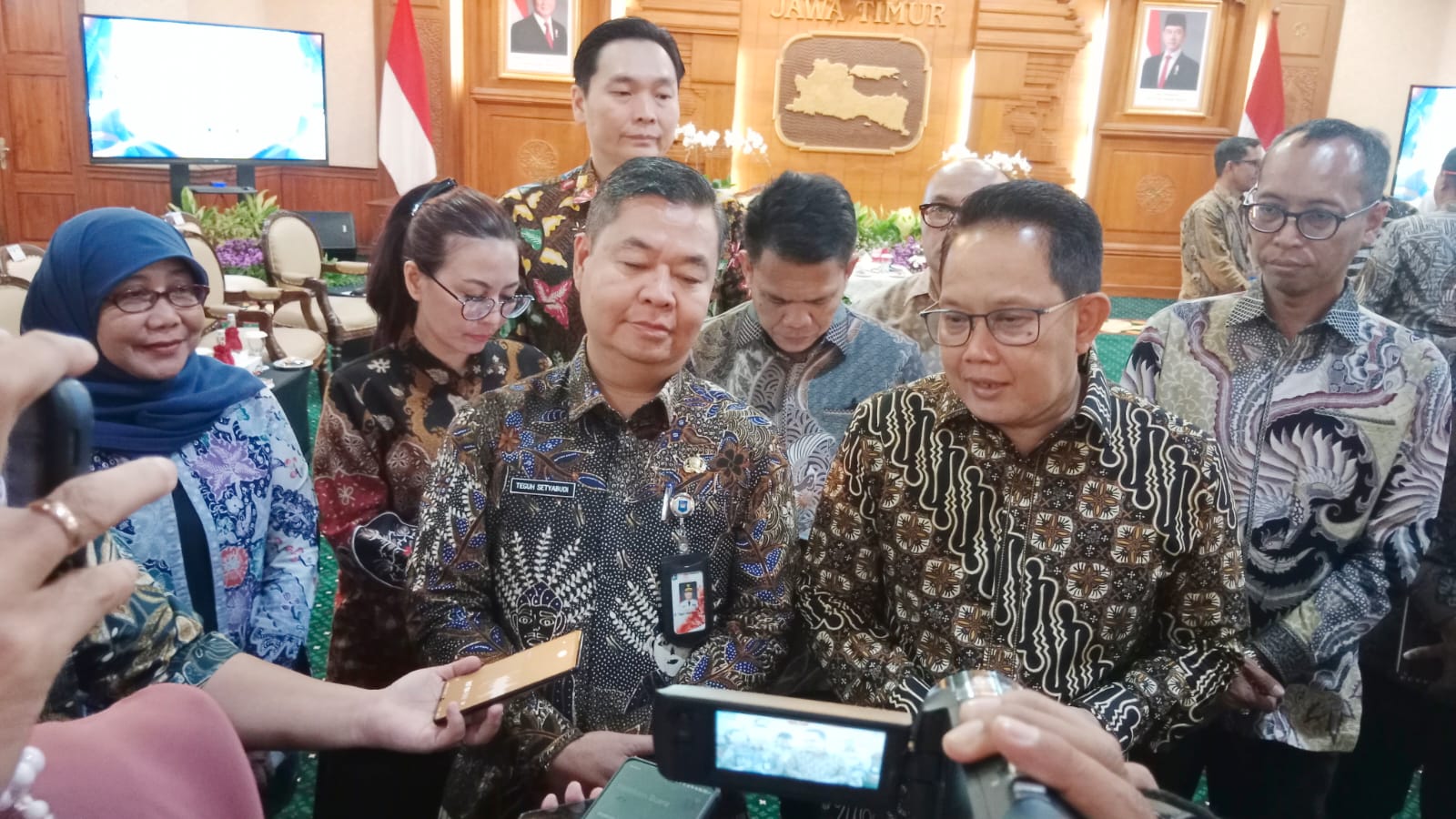  Penjabat (Pj) Gubernur Jawa Timur Adhy Karyono dan Pj Gubernur DKI Jakarta Teguh Setyabudi  memberikan keterangan pers usai menandatangani Adendum Kesepakatan Bersama antara Pemerintah Provinsi Jawa Timur dan Pemerintah Provinsi DKI Jakarta di Gedung Neg