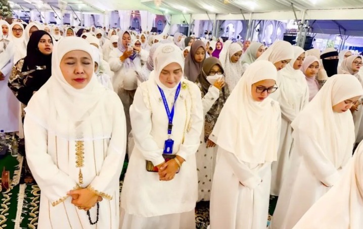 Khofifah Indar Parawansa (kiri) saat menghadiri Haul Akbar Pondok Pesantren Assalafi Al Fitrah di Kedinding Lor Surabaya, Minggu (2/2/2025).