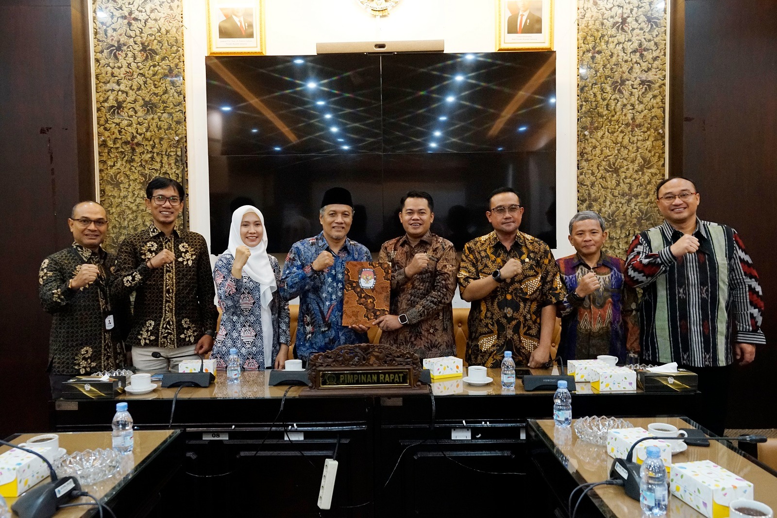 Ketua KPU Jatim Aang Kunaifi menyerahkan surat pengusulan pengesahan Gubernur terpilih diterima Wakil Ketua DPRD Jatim Hidayat (Foto: Humas KPU Jatim)