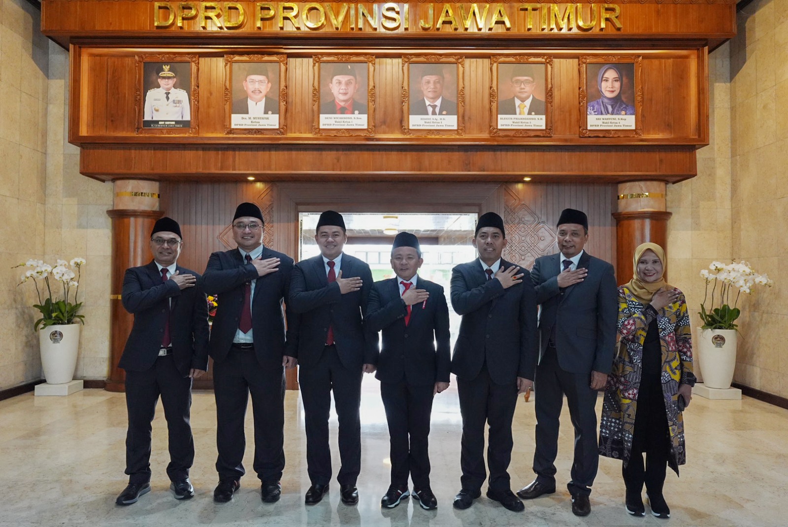 Jajaran komisioner KPU Jatim saat menghadiri Rapat Paripurna pengumuman Gubernur dan Wakil Gubernur Jatim terpilih (Foto: Humas KPU Jatim)
