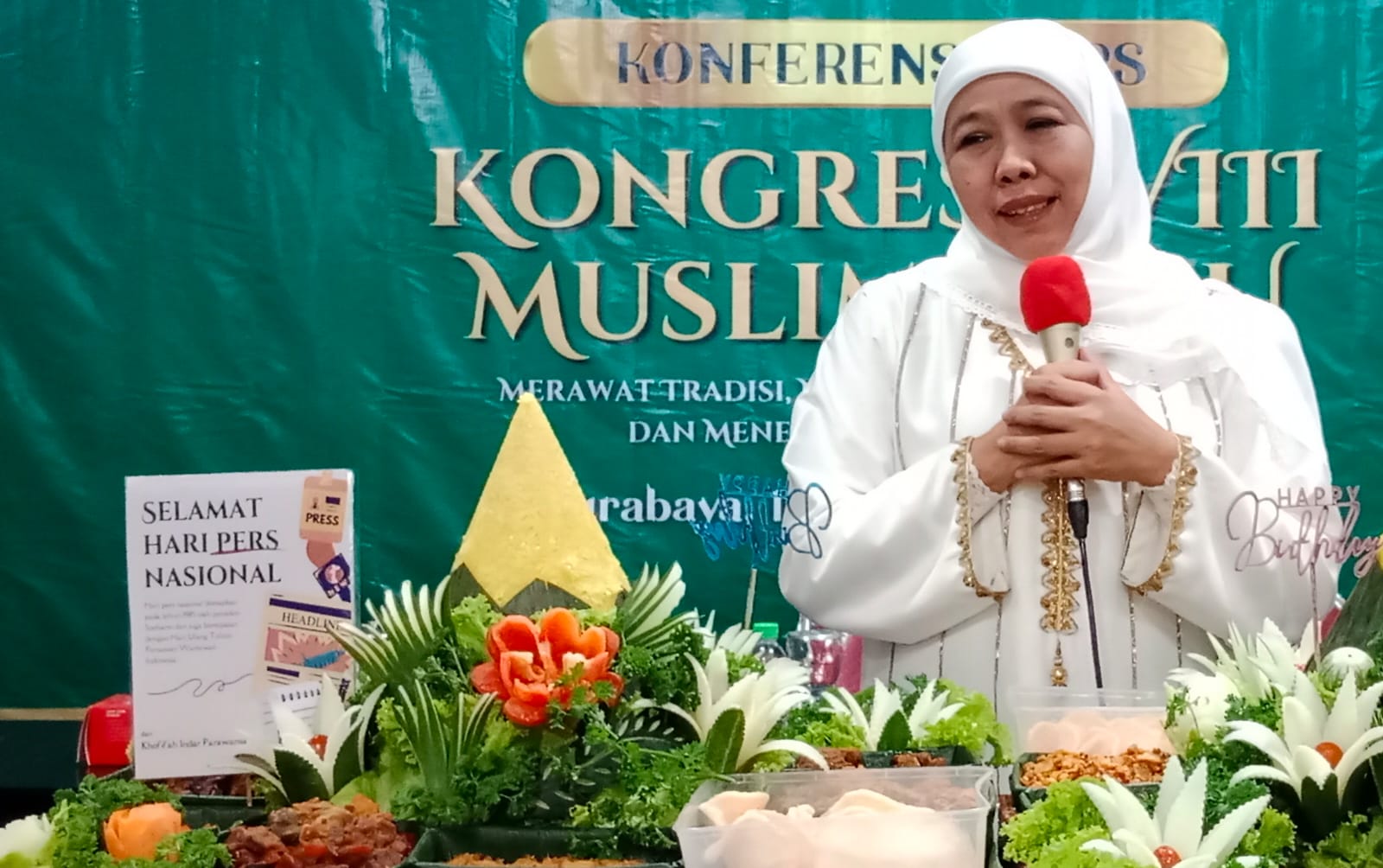 Gubernur Jawa Timur terpilih, Khofifah Indar Parawansa dalam sambutannya sebelum Konferensi Pers Kongres XVIII Muslimat NU di Surabaya, Minggu (9/2).