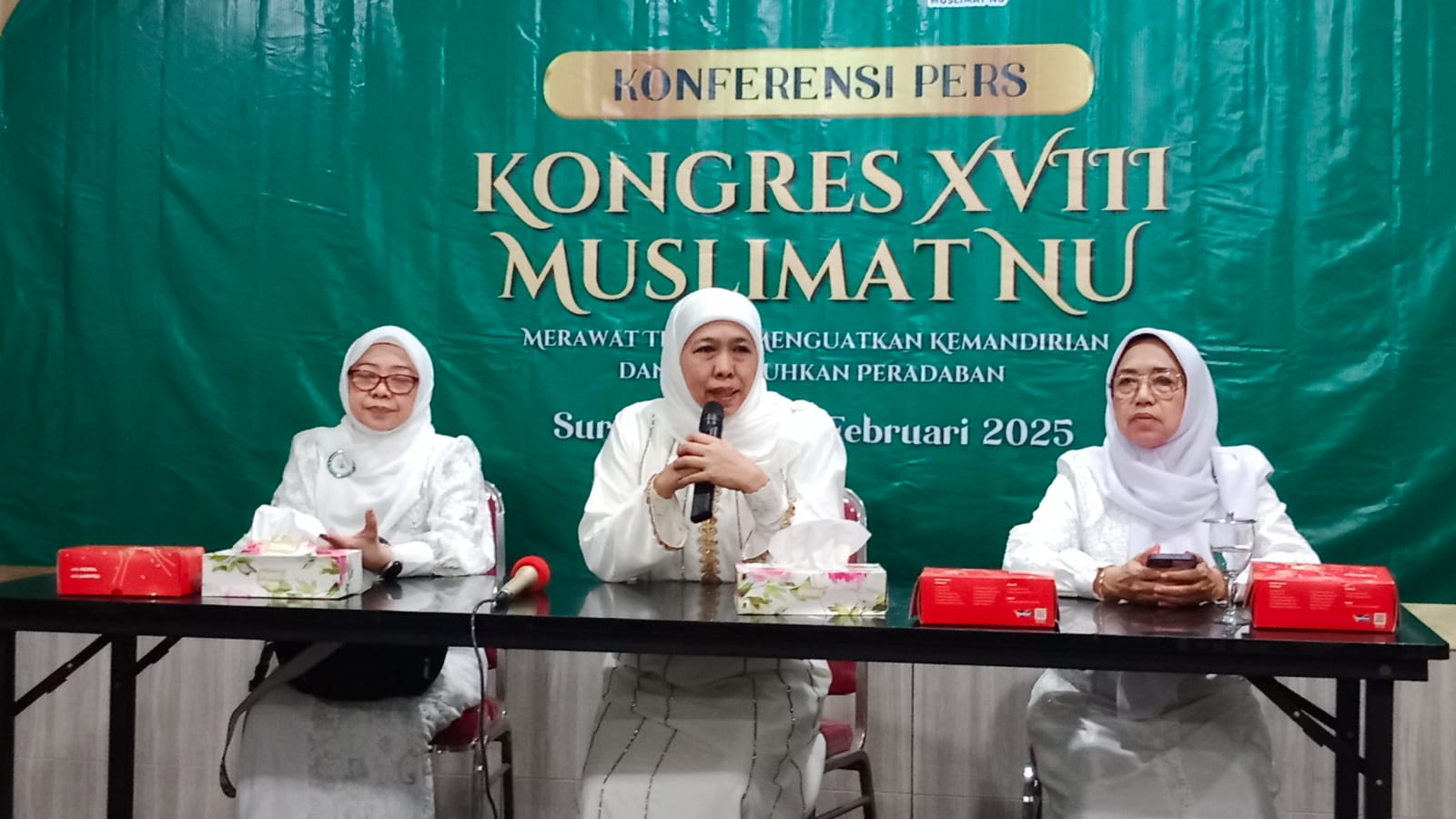Ketua Umum Pimpinan Pusat (PP) Muslimat NU, Khofifah Indar Parawansa dalam konferensi pers di Jatim Expo Surabaya, Minggu (9/2/2025).