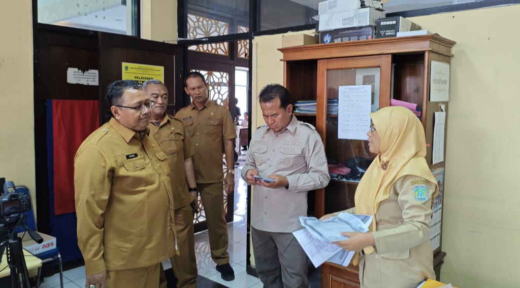 Penjabat (Pj) Bupati Pasuruan, Nurkholis 
 saat melakukan inspeksi mendadak (sidak) ke Dinas Kependudukan dan Catatan Sipil (Dispenduk Capil) Kabupaten Pasuruan, Selasa (11/2/2025) siang.