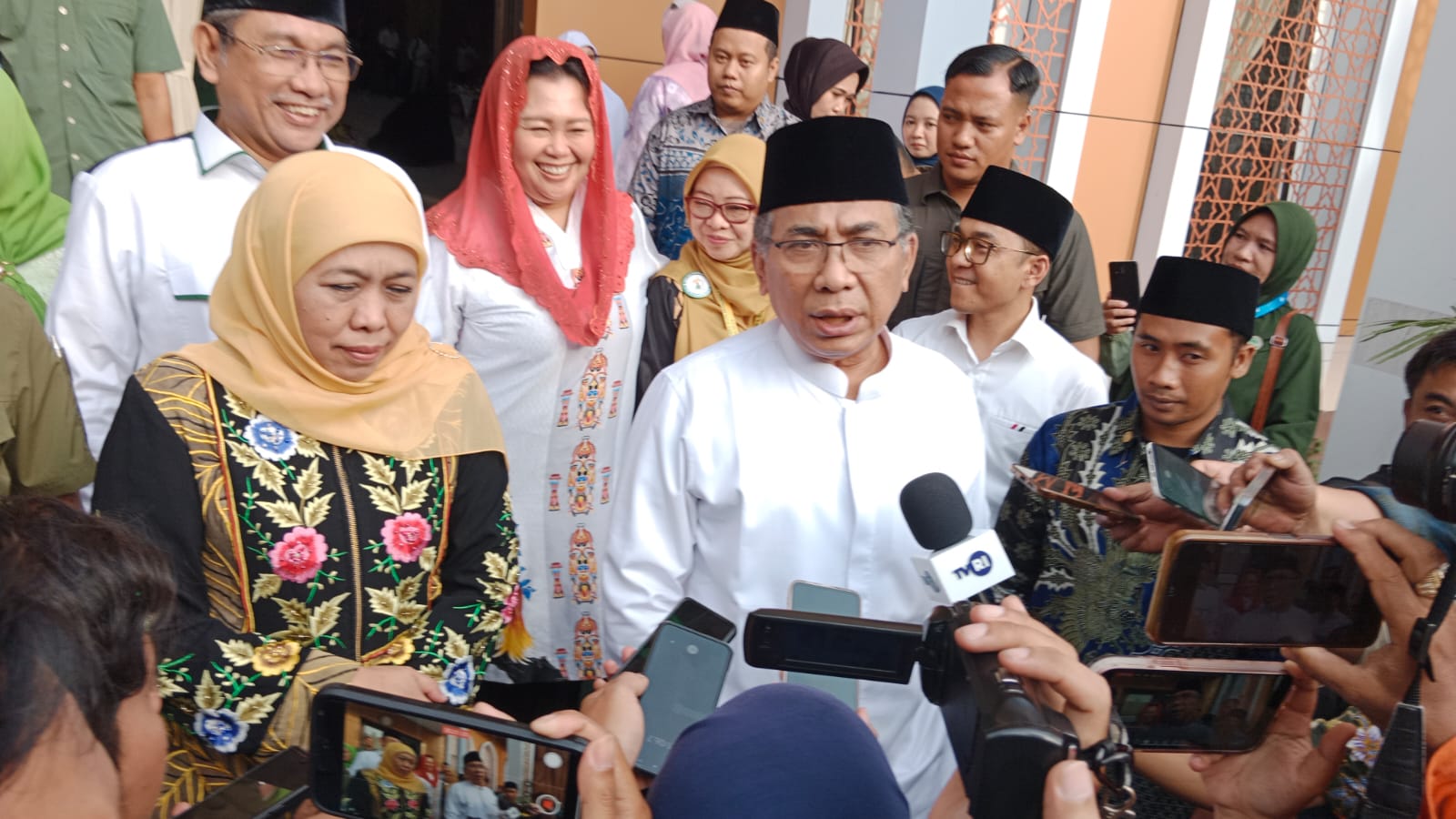 Ketua Umum Pengurus Besar Nahdlatul Ulama (PBNU) KH Yahya Cholil Staquf dan Ketua Umum Pimpinan Pusat (PP) Muslimat NU, Khofifah Indar Parawansa saat memberikan keterangan pers dalam Kongres XVIII Muslimat NU yang berlangsung di Asrama Haji Surabaya, Jawa