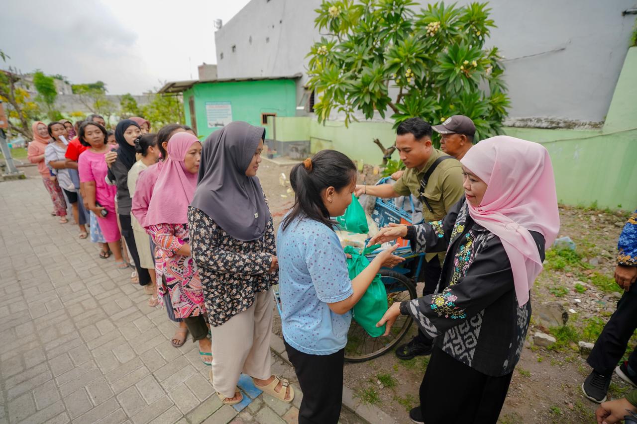 Khofifah Indar Parawansa melakukan ziarah ke makam suami dan orang tuanya di kawasan Wonocolo, Surabaya, Senin (17/2/2025).