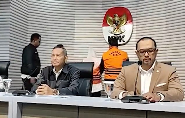 Wakil Ketua KPK, Ibnu Basuki Widodo, dalam konferensi pers di Gedung Merah Putih KPK, Rabu (19/2), menyatakan bahwa HGR dan AB akan menjalani penahanan selama 20 hari ke depan,