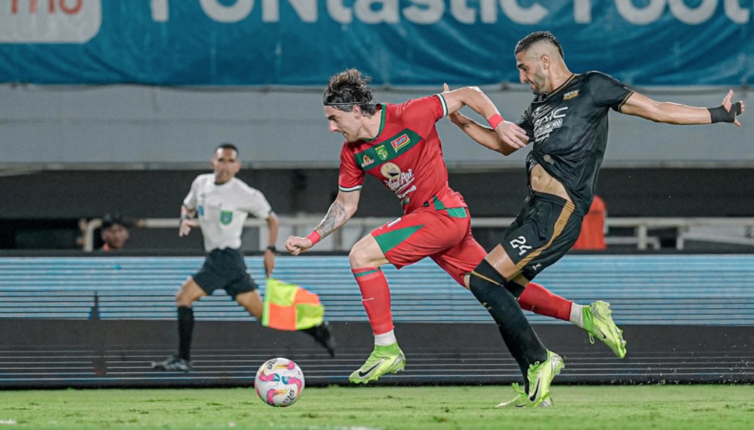 Dejan Tumbas melesatkan tendangan ke gawang Dewa United. (Persebaya)