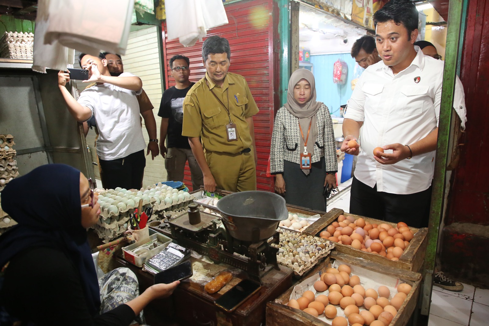Menjelang bulan suci Ramadan 1446 Hijriah, Pemerintah Kota (Pemkot) Surabaya bersama Polrestabes Surabaya melakukan inspeksi mendadak (sidak) di Pasar Genteng pada Selasa (24/2/2025)