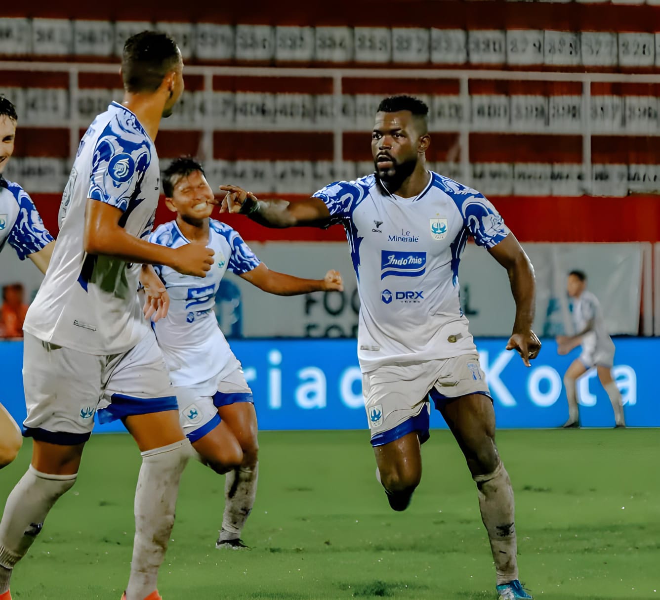 Sudi Abdallah , pemain PSIS Semarang mencetak dua gol ke gawang Arema FC pada pertandingan Liga 1 yang berlangsing di Stadion Soepriadi, Kota Blitar, Jawa Timur, Senin  (24/2) sore. 