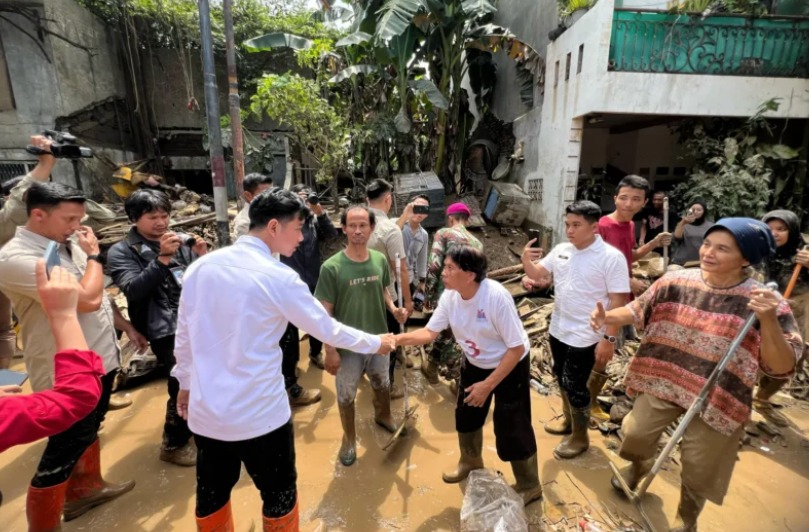 Wakil Presiden (Wapres) Gibran Rakabuming Raka mengunjungi tempat pengungsian warga terdampak banjir di Kantor Logistik dan Peralatan BNPB, Perum Pondok Gede Permai (PGP), Jatirasa, Jatiasih, Bekasi, Rabu (5/3/2025).