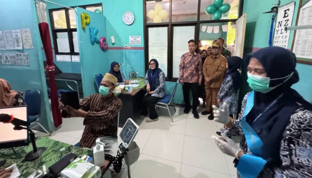 Wakil Presiden (Wapres) Gibran Rakabuming dalam kunjungannya ke Puskesmas Tanara, Kec. Tanara, Kabupaten Serang, Banten, Kamis (06/03/2025)