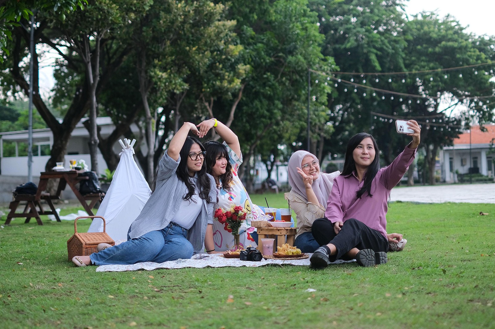Selama Ramadan 2025, pengelola THP Kenjeran memperpanjang jam operasional agar pengunjung bisa menikmati keindahan pantai hingga menjelang waktu berbuka puasa.