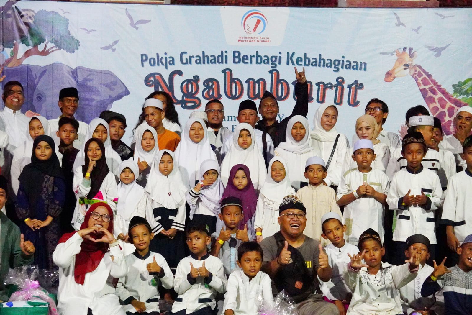 Pokja Wartawan Grahadi mengajak puluhan anak yatim dari lima panti asuhan di Surabaya dan sekitarnya untuk ngabuburit edukatif di Kebun Binatang Surabaya (KBS) pada Sabtu (8/3).