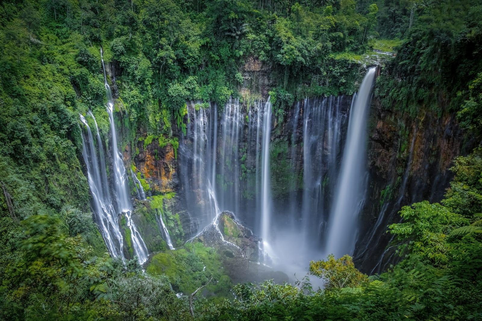 Pemerintah Kabupaten (Pemkab) Lumajang resmi menyesuaikan tarif wisata serta menyatukan nomenklatur destinasi Air Terjun Tumpak Sewu di Desa Sidomulyo, Kabupaten Lumajang, Jawa Timur.