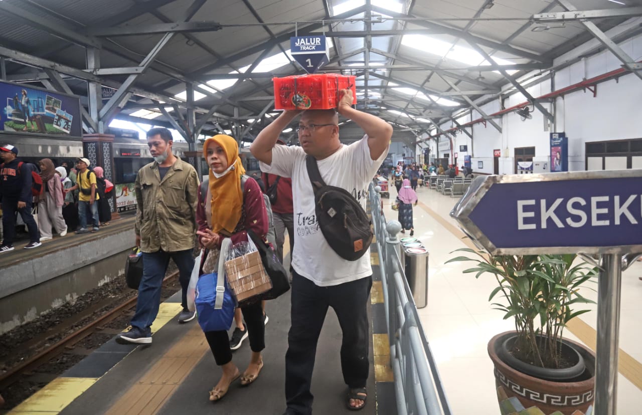 Dalam rangka mendukung kelancaran Angkutan Lebaran 1446 H/2025, KAI turut serta dalam program Mudik Gratis BUMN dengan menyediakan ribuan kursi bagi pemudik yang ingin merayakan Hari Raya Idulfitri bersama keluarga di kampung halaman.