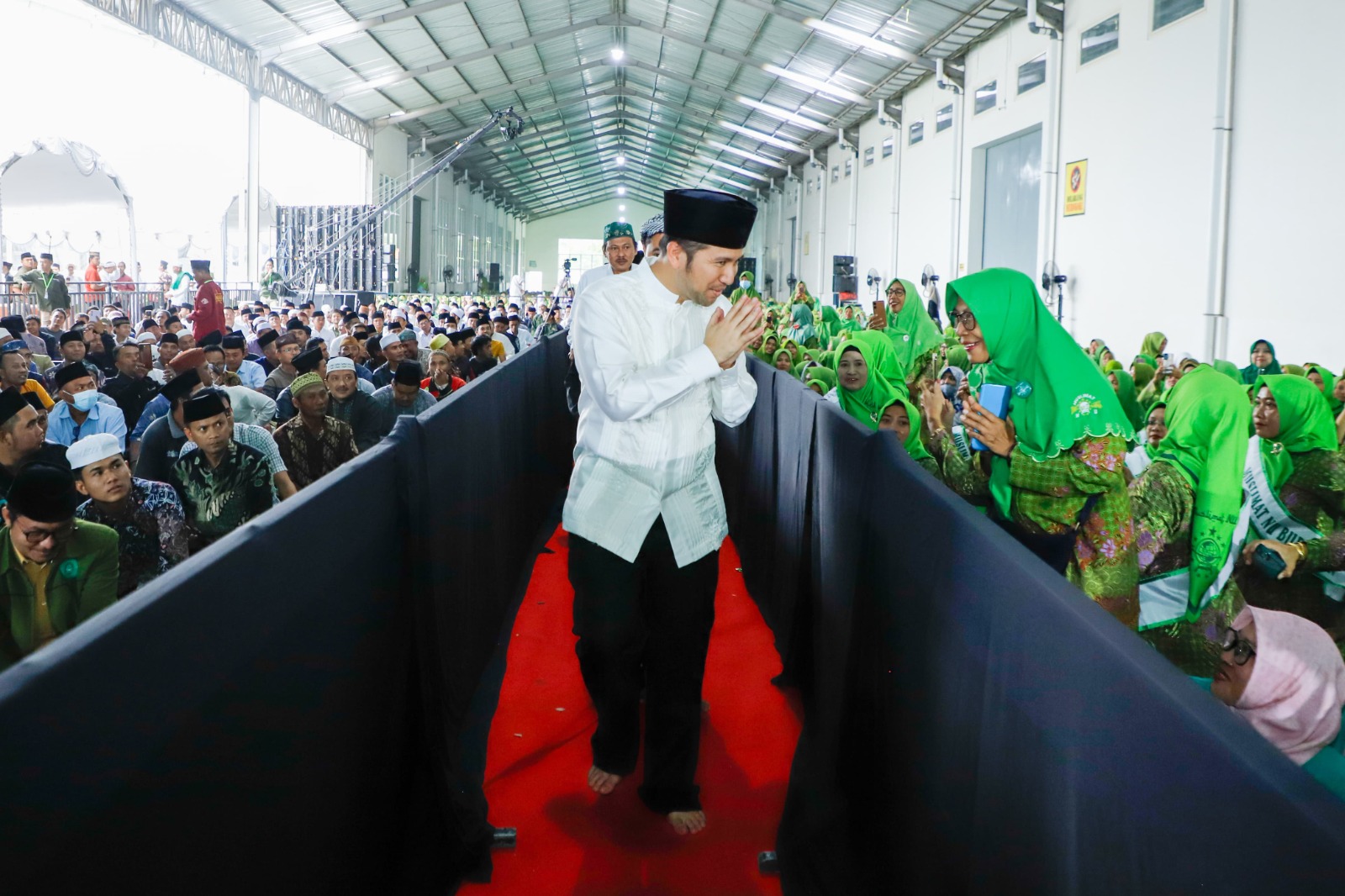 Wakil Gubernur Jawa Timur, Emil Elestianto Dardak saat menghadiri peringatan Harlah Muslimat NU ke-79 di Pamekasan, Senin (17/3).

