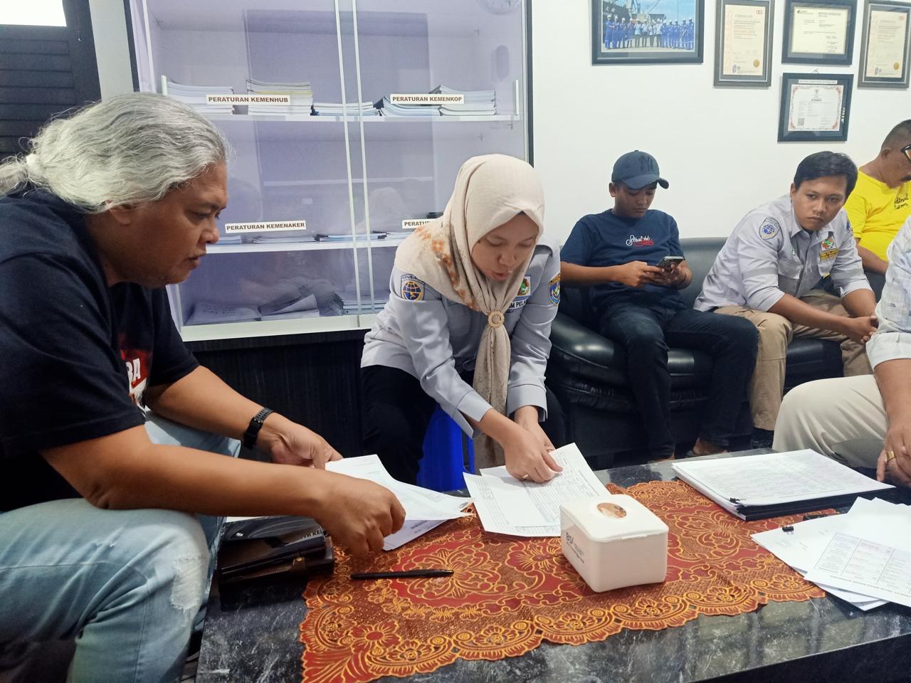 Ketua MAKI Jawa Timur, Heru Satriyo saat mendengar permasalahan tersebut,langsung bergerak menuju Koperasi TKBM Pelabuhan Mayangan Probolinggo dan mendengarkan langsung curhat dari TKBM.
