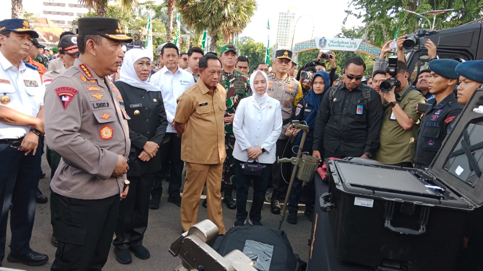 Gubernur Jawa Timur Khofifah Indar Parawansa mengikuti Apel Gelar Pasukan Operasi Kepolisian Terpusat Ketupat 2025 yang dipimpin langsung oleh Kapolri Jenderal Pol Listyo Sigit Prabowo di Halaman Gedung Negara Grahadi, Surabaya, Kamis (20/3)